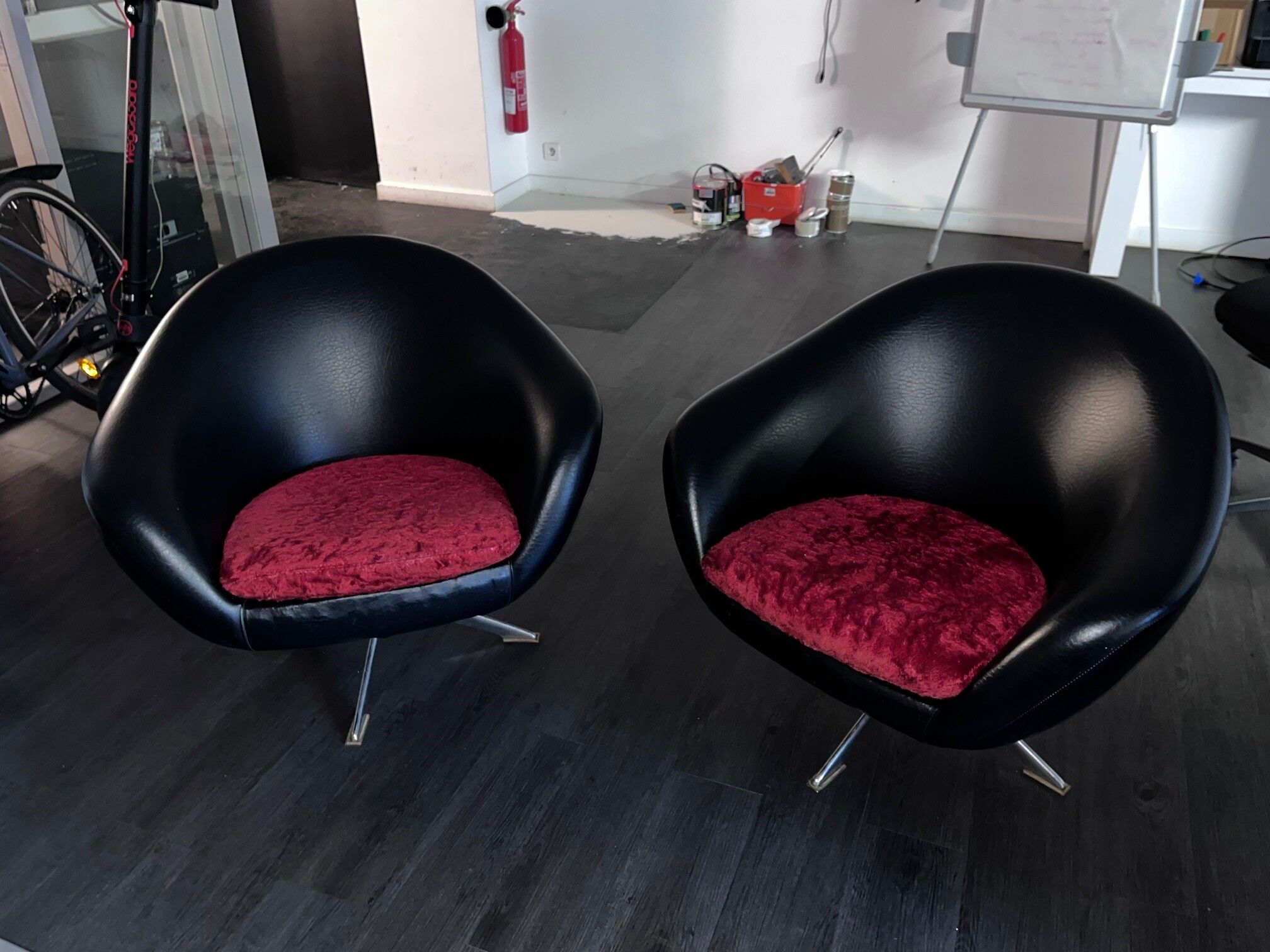 Paire de fauteuils Egg 1960 skai noir