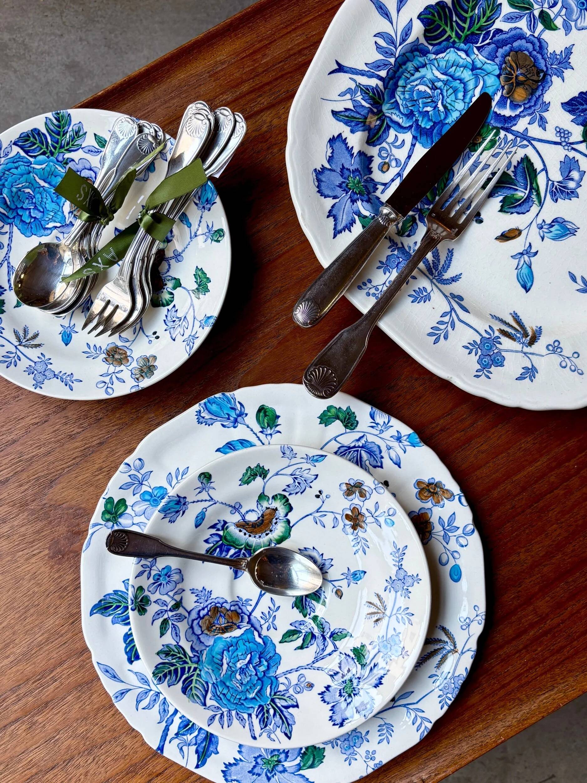 6 flat plates by Mason's in polychrome ironstone, "Belvedere" service - early 20th century