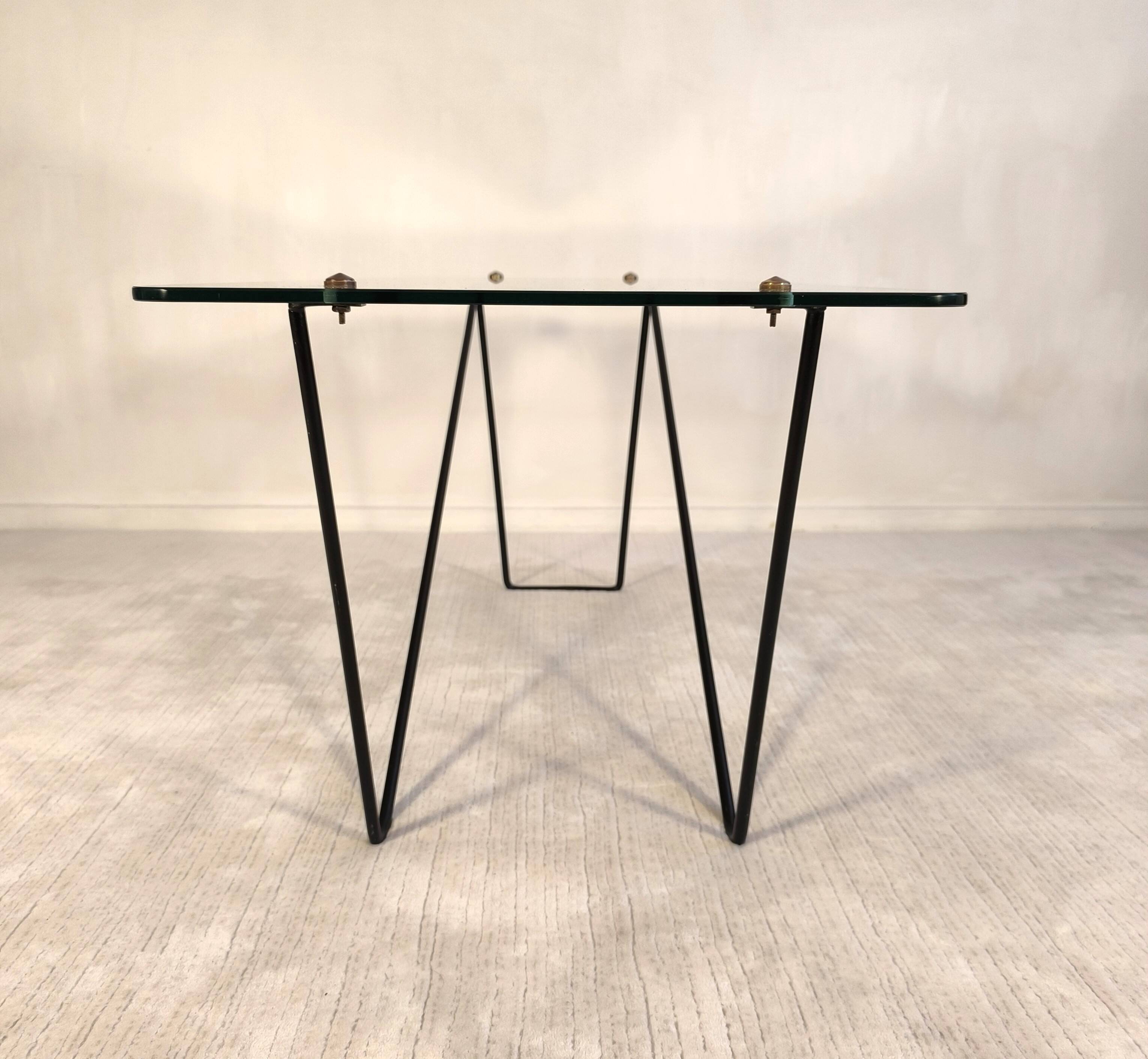 Superb asymmetrical coffee table AIRBORNE 1950s glass and lacquered metal.