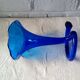 Vase trompette en verre bleu cobalt soufflé