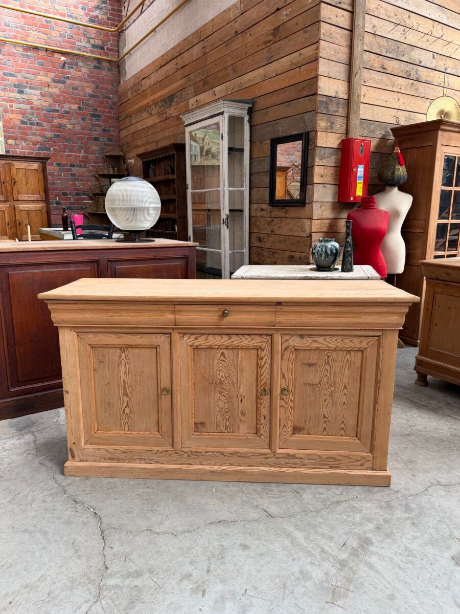 Three-door buffet from the early 20th century.