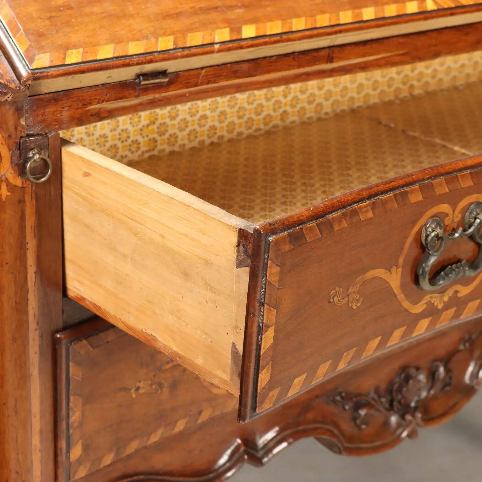 Antique baroque secretary cabinet with a drop-down front in walnut and maple, Italy, 18th century.