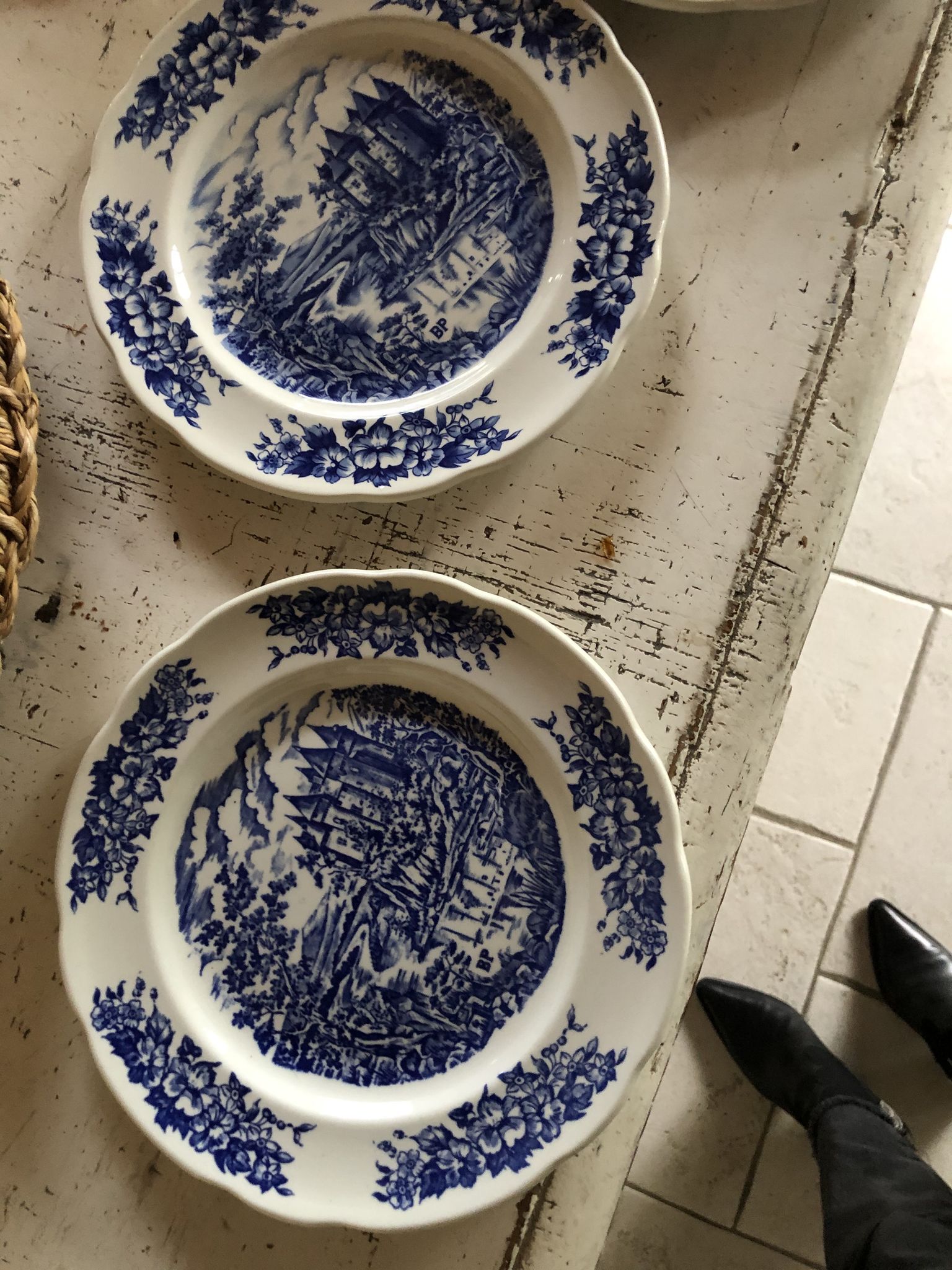 Lot de 9 assiettes motif Chateau porcelaine Pyro Blan
