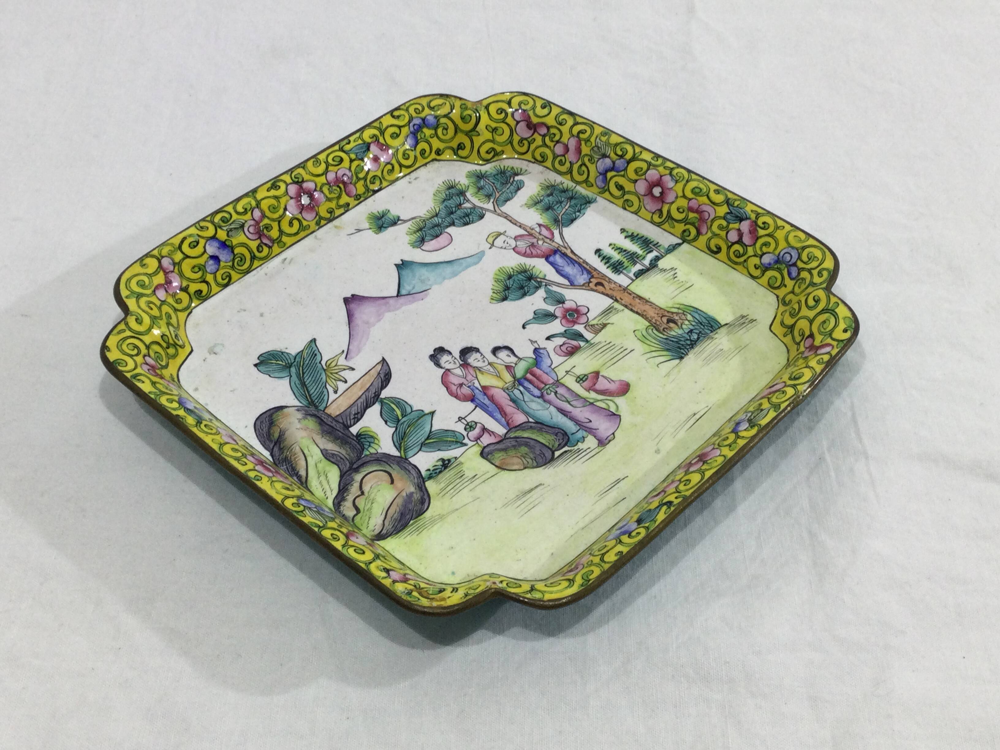 Plateau asiatique en cuivre émaillé