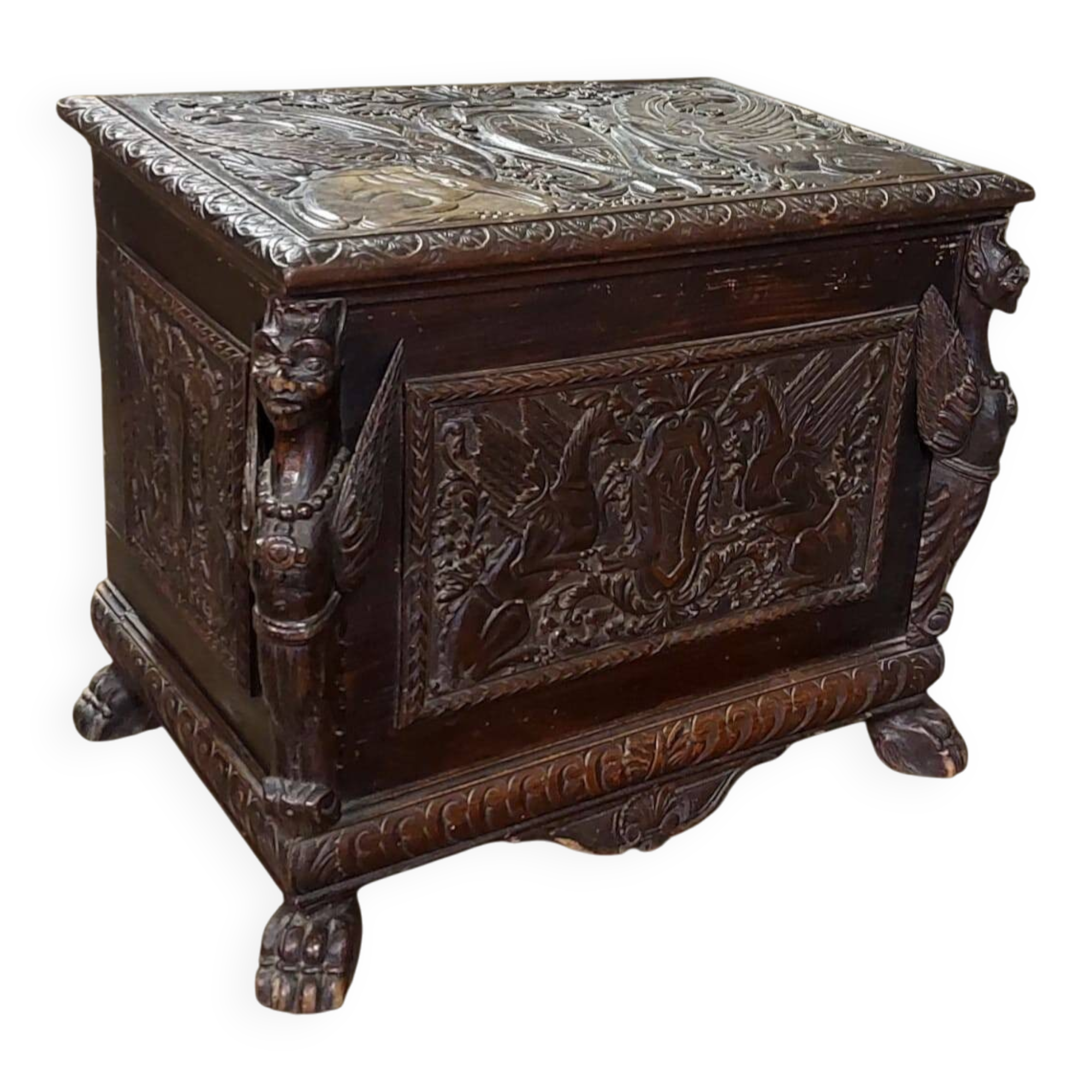 Small finely carved wooden chest, Renaissance style, 19th century, Tuscany