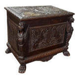 Small finely carved wooden chest, Renaissance style, 19th century, Tuscany