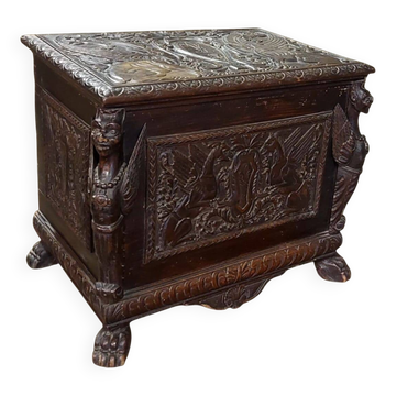 Petit coffre en bois finement sculpté style Renaissance 19ème siècle Toscane