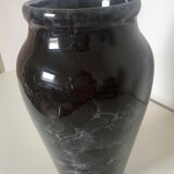 Vase en faience noir marbré