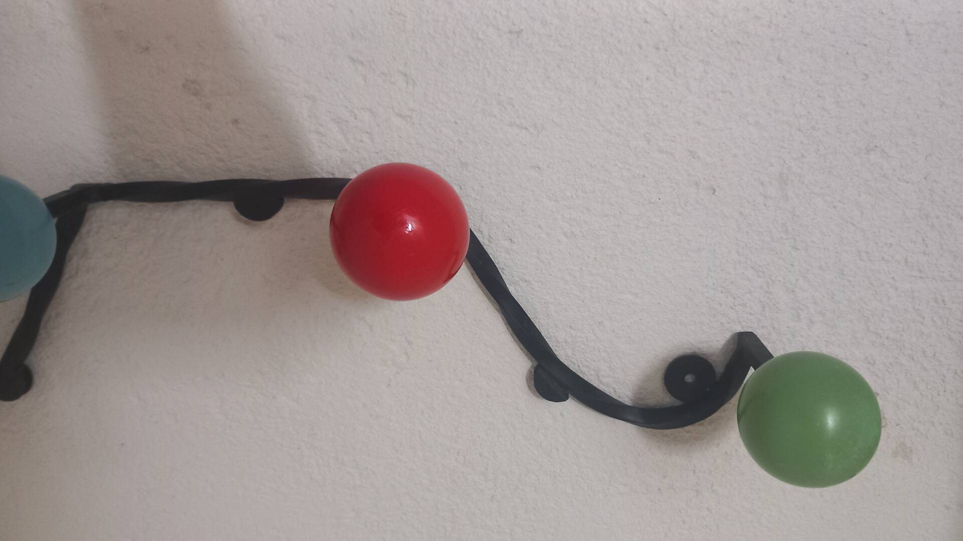 Vintage wall coat rack "Atomic" in wrought iron with multicoloured balls.