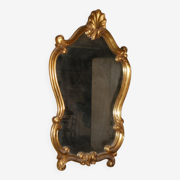 Grand miroir doré style Louis XV à coquille.