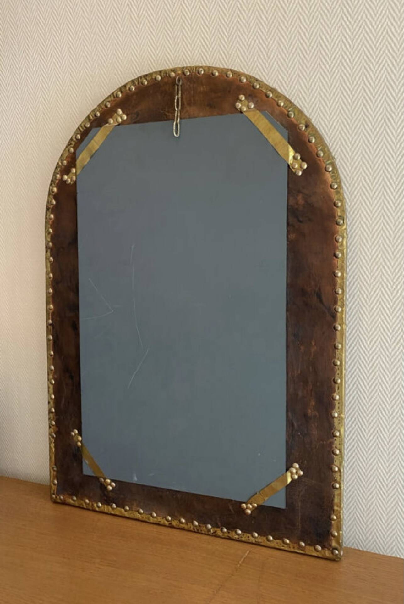 Miroir vintage en cuir clouté et laiton