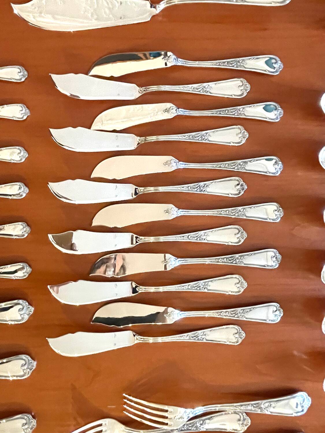 Ercuis cutlery set, 124 pieces, Louis XV style, in near-new condition.