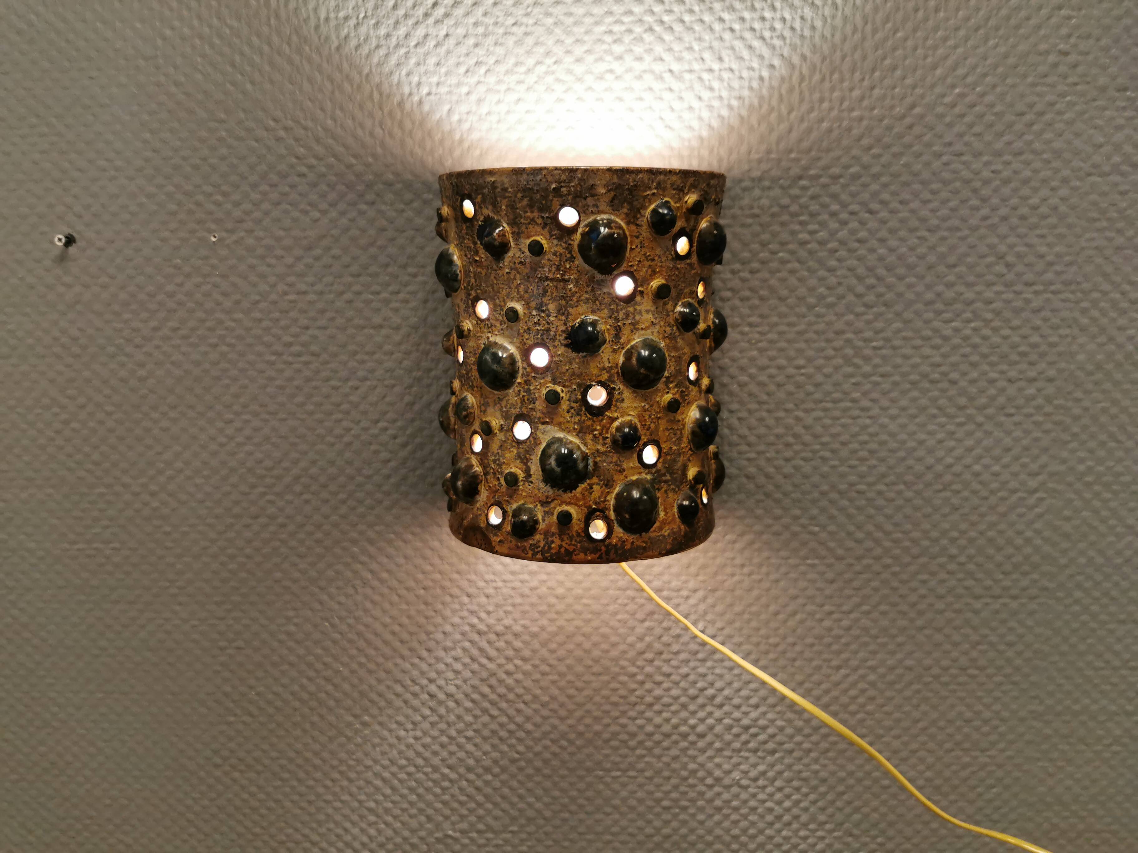 Ceramic wall light, designed by Jette Hellerøe for Axella Denmark, 1960s.