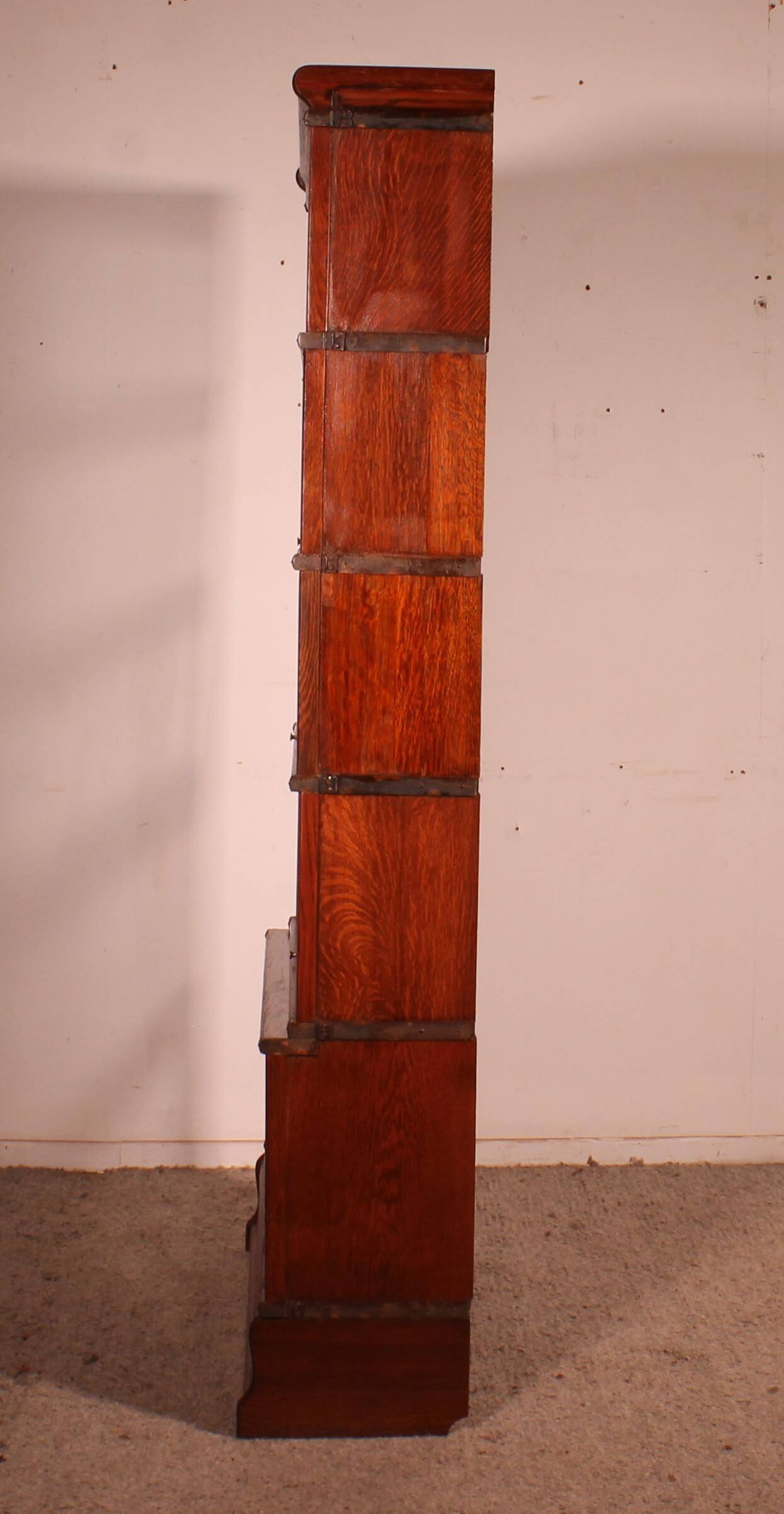 Globe Wernicke Bookcase in Oak, 5 Sections with a Projection