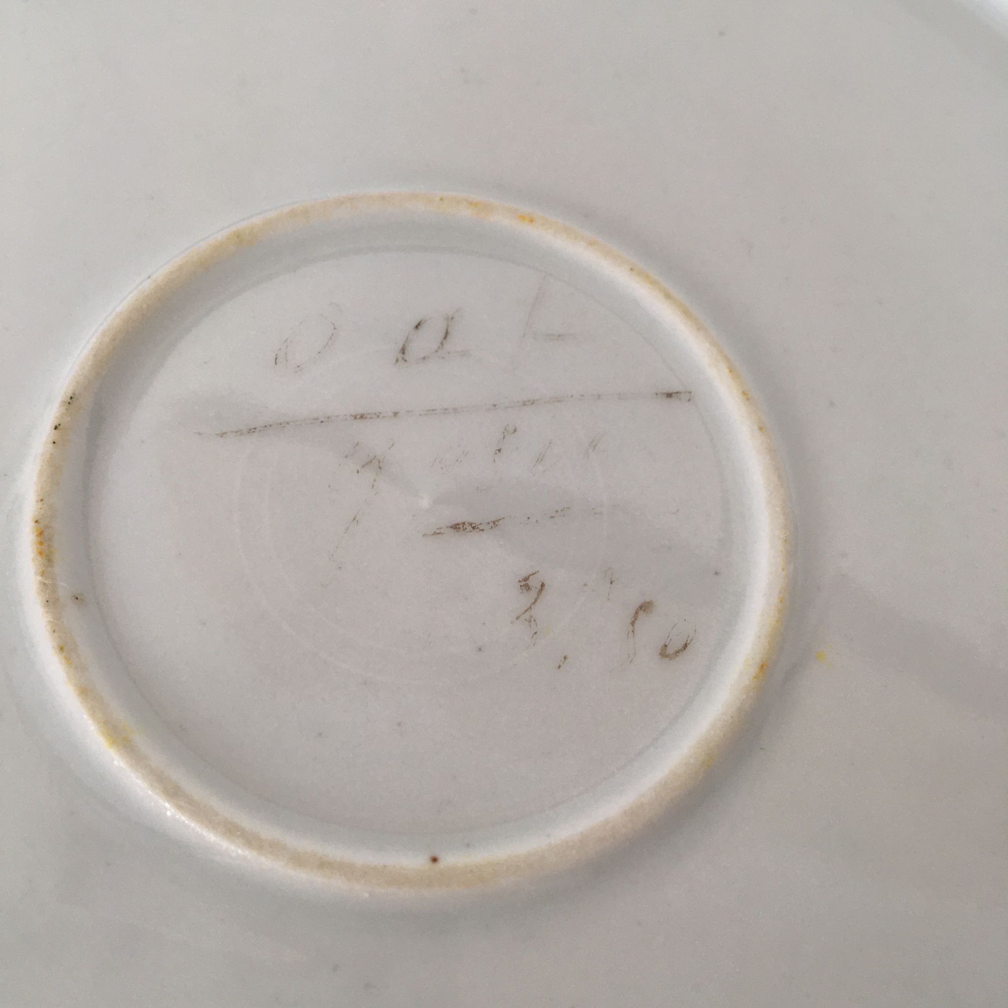 Duo plats de services anciens en porcelaine dentelée