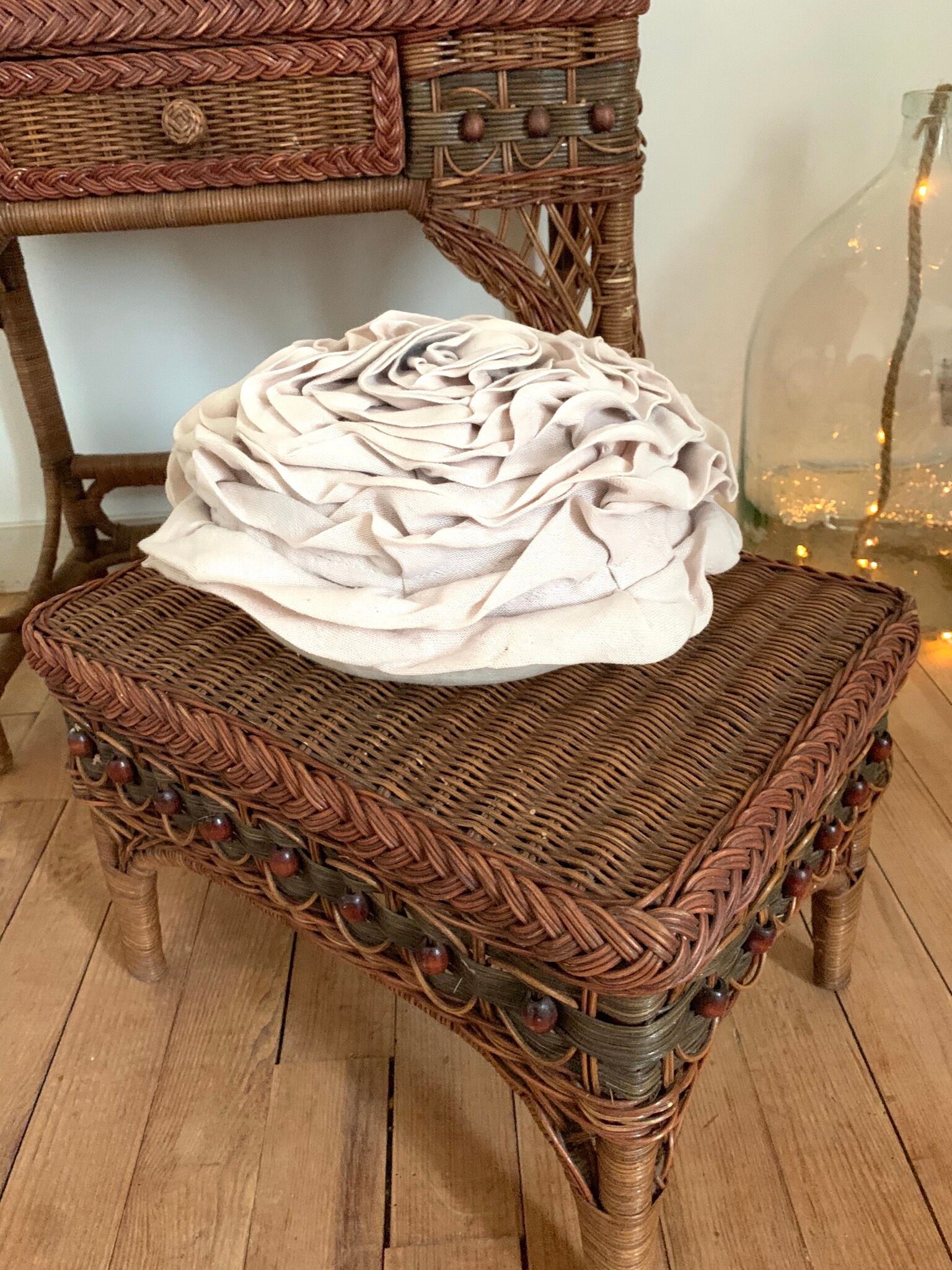 Rattan hairdresser and its pouf