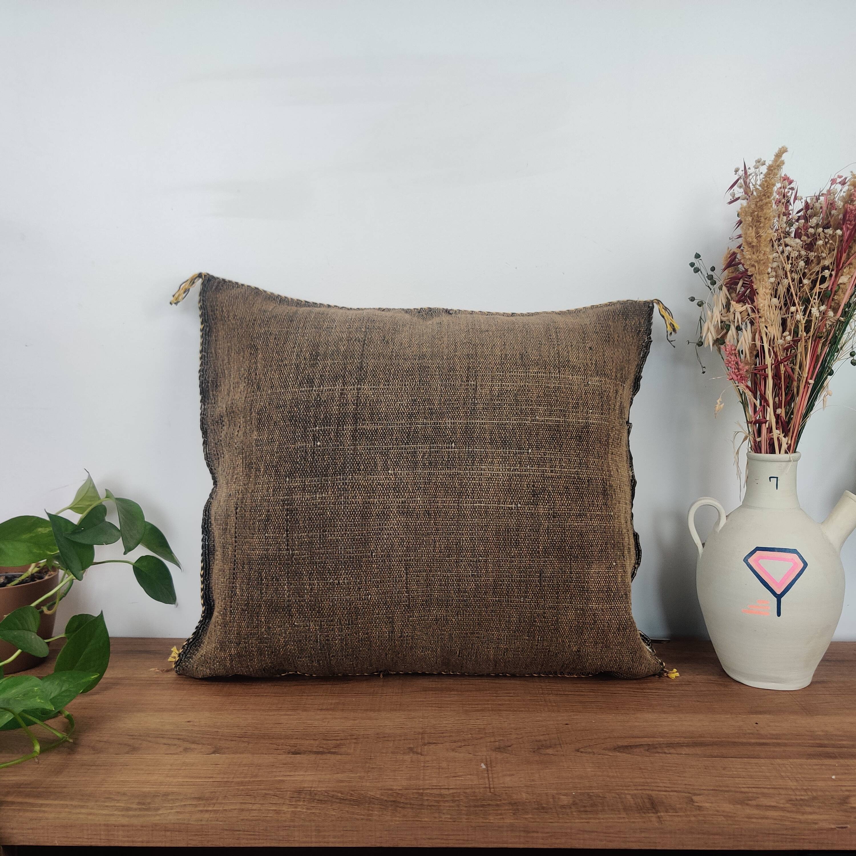 Coussin berbère en soie de cactus marron