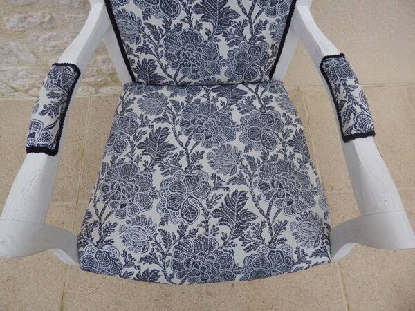 Fauteuil voltaire de style recouvert tissus fleuri en bois de qualité ettet vieilli