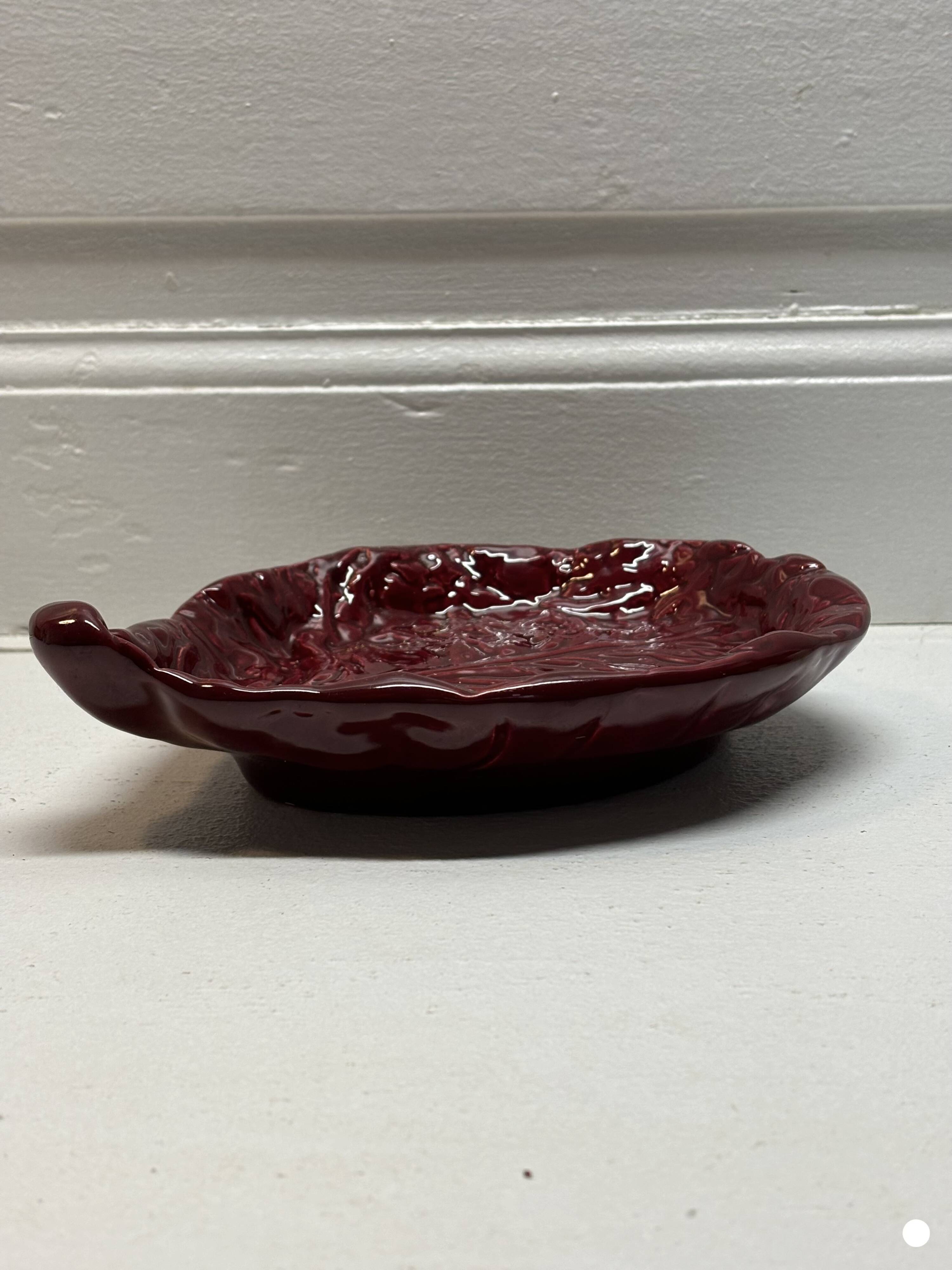 Red cabbage leaf slip dish