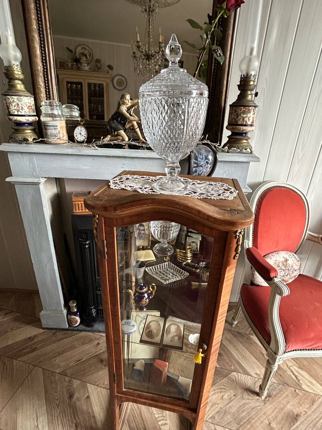 Petite vitrine Louis XVI en marqueterie