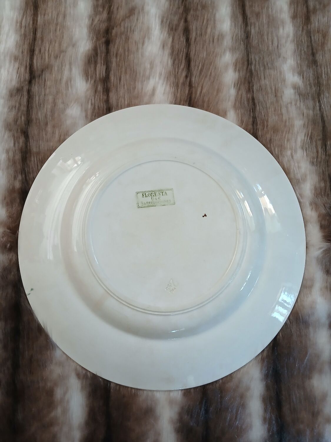 23 assiettes + plat anciens U&C Sarreguemines
