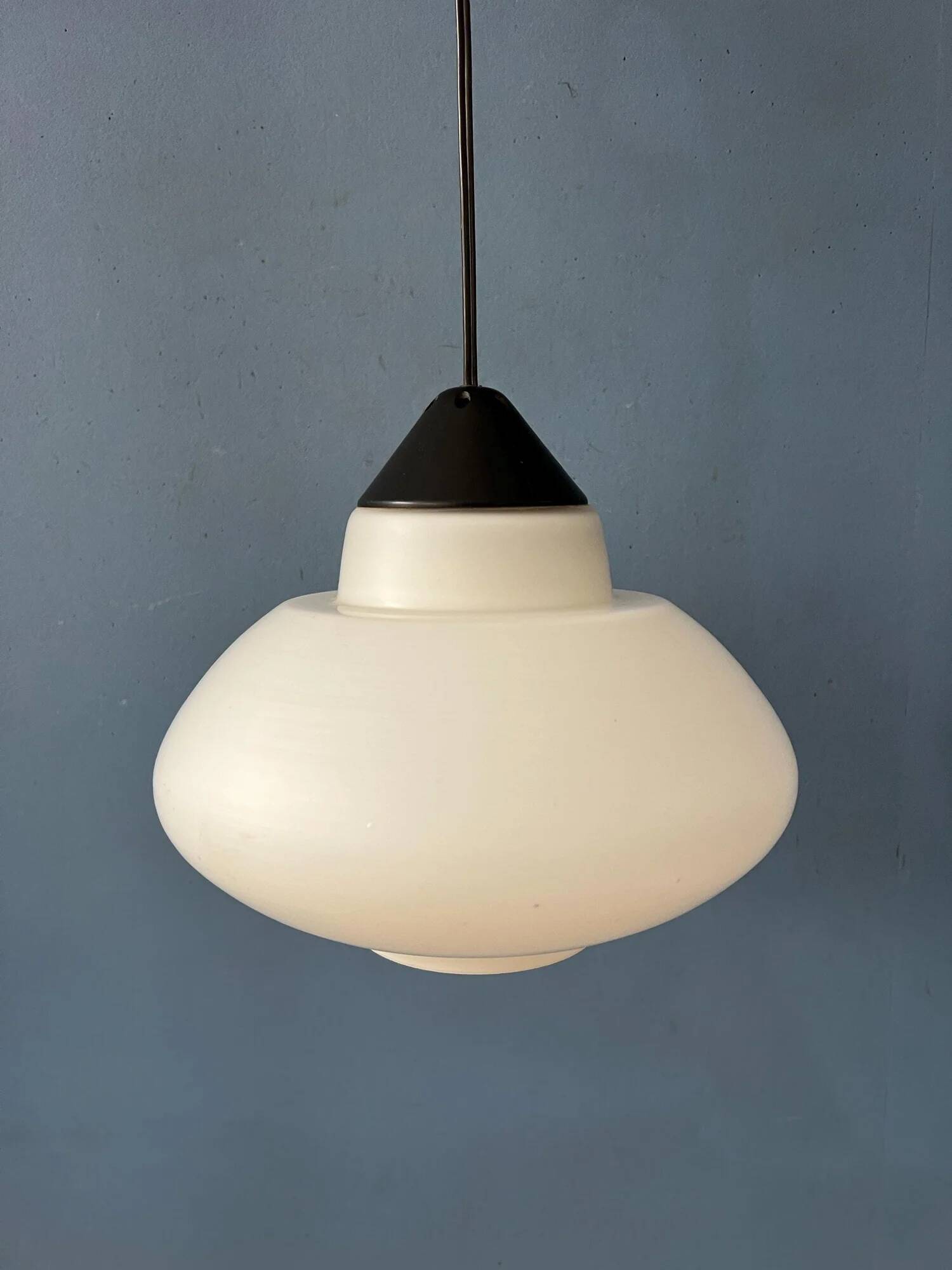 Suspension vintage Philips en verre opalin attribuée à Louis Kalff