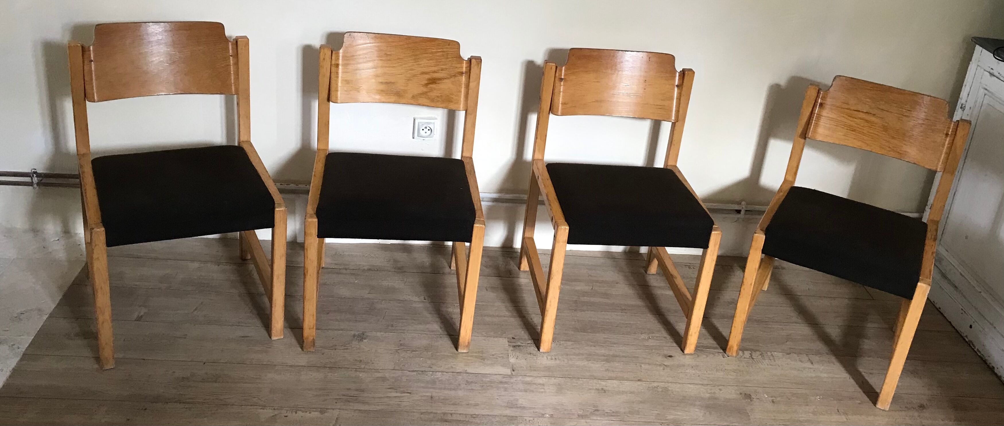 Set of 4 vintage chairs 1980's in beech, thermoformed on the back