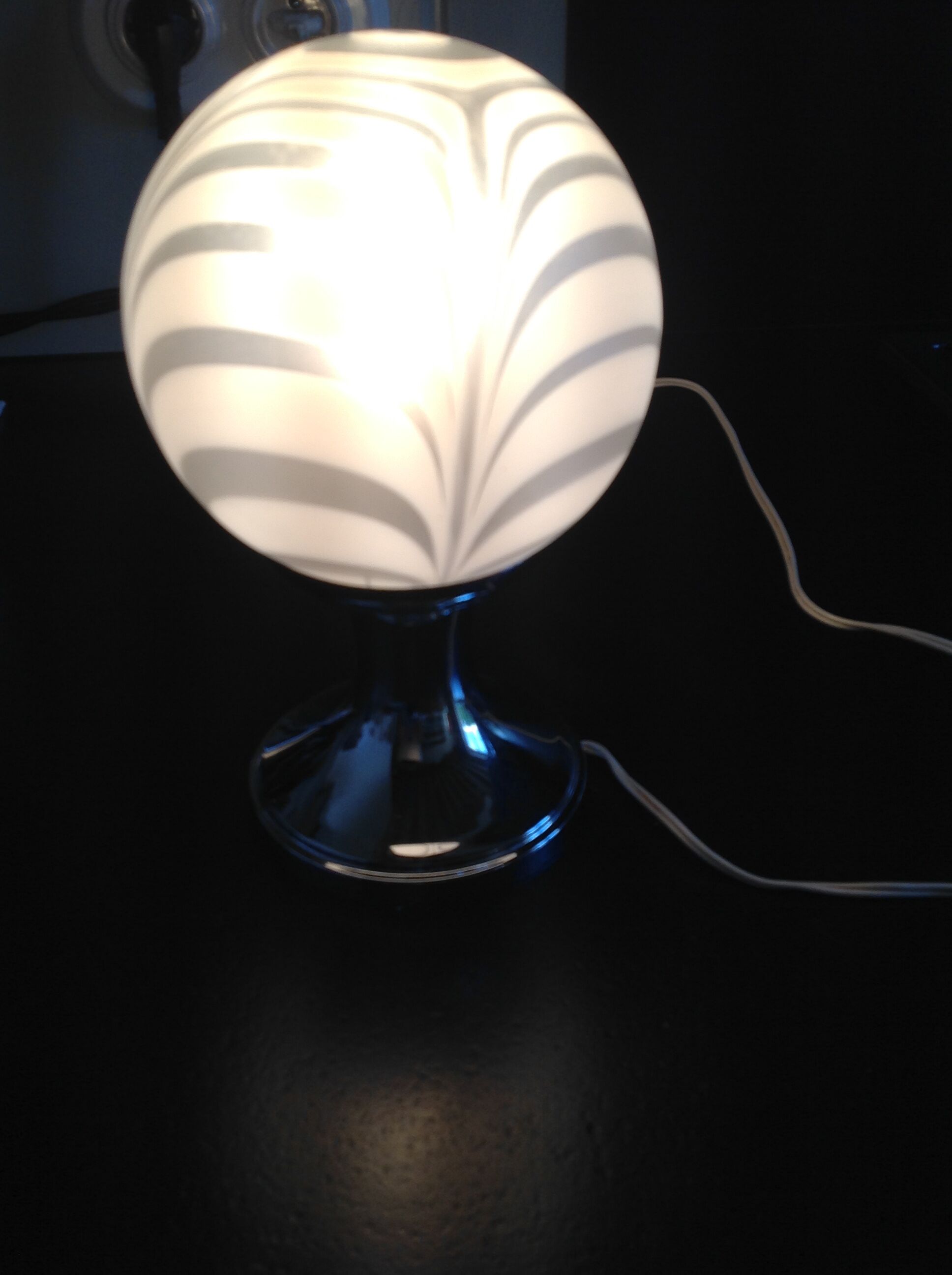 Lampe vintage, chrome et opaline, année 70