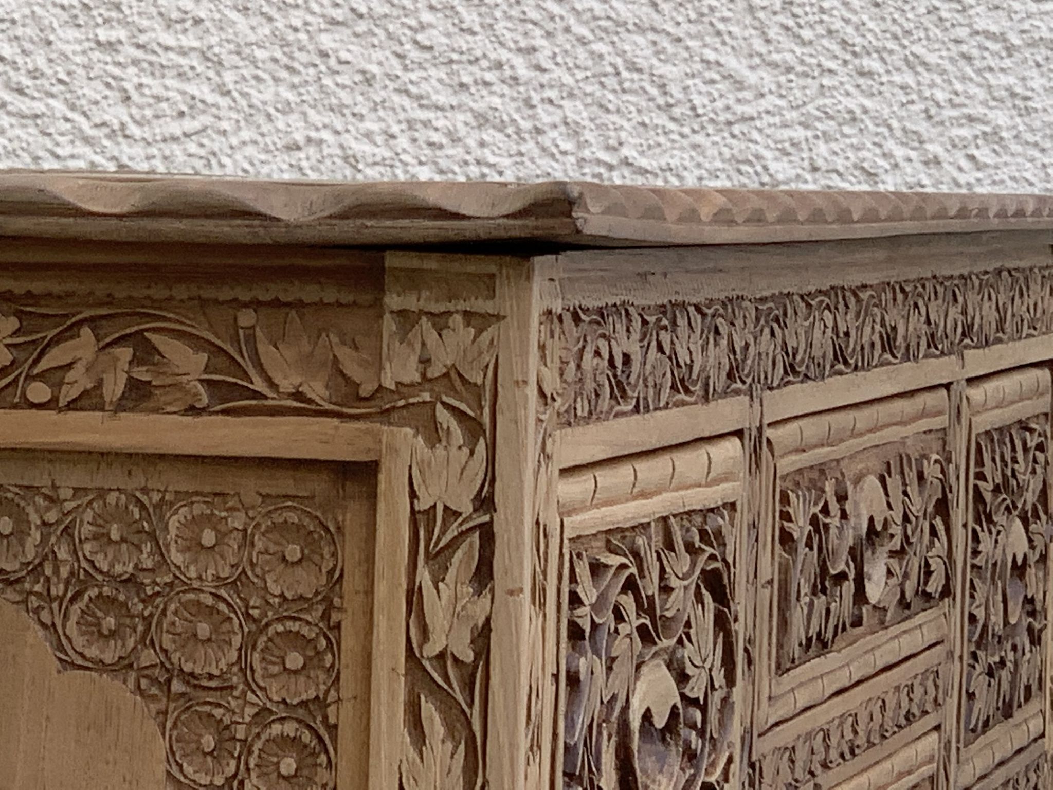 Commode vintage basse Padouk Massif sculpté 1950