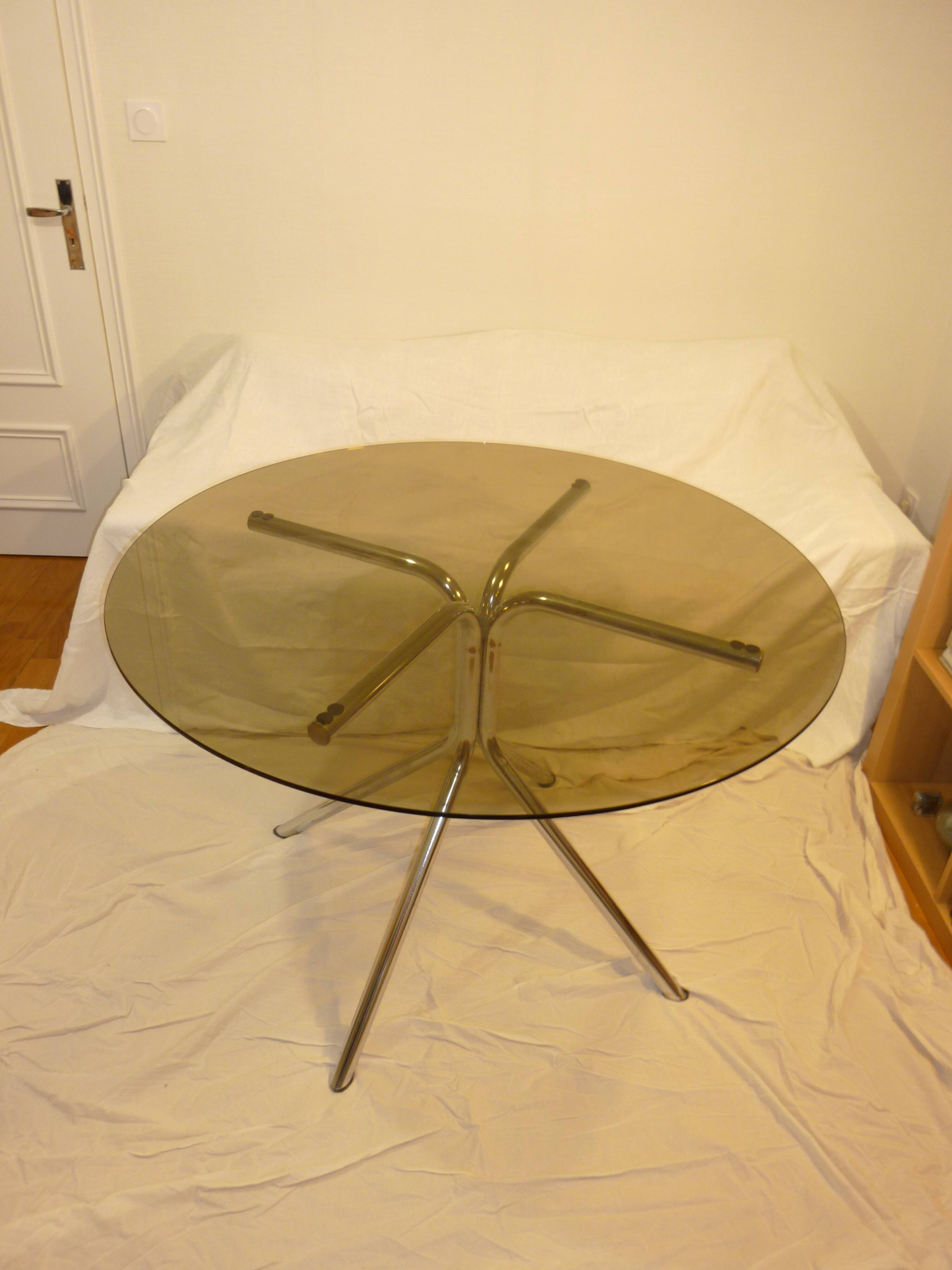 Table vintage 70 en verre légèrement fumé pieds chromés