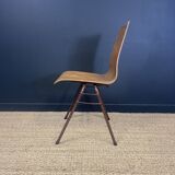 Lot de 68 chaises design droit en bois et piètement en acier marron années 70 Pays-Bas