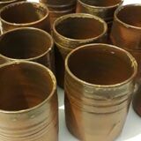 Ensemble de 10 verres à thé japonais en grès partiellement émaillé