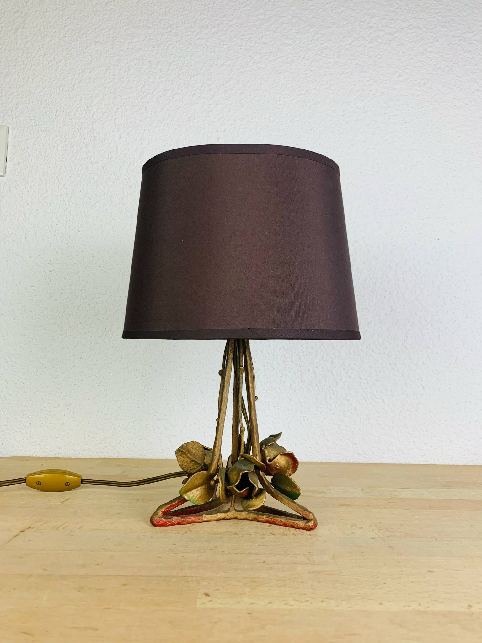 Art Deco lamp in gilded wrought iron with roses