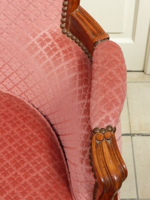 Vintage shepherdess armchair in pink velvet.
