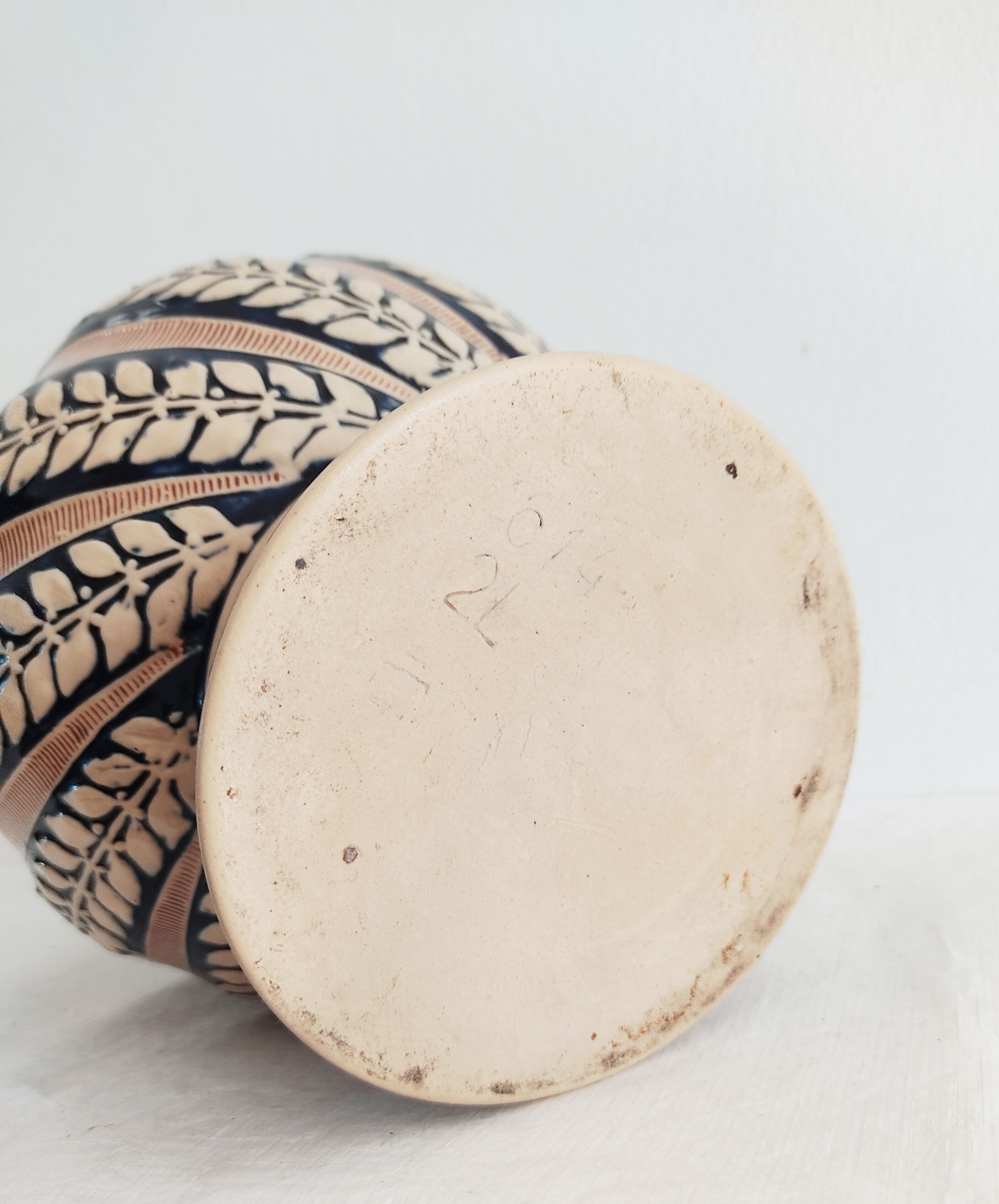 Pitcher 2L ceramic decoration in relief