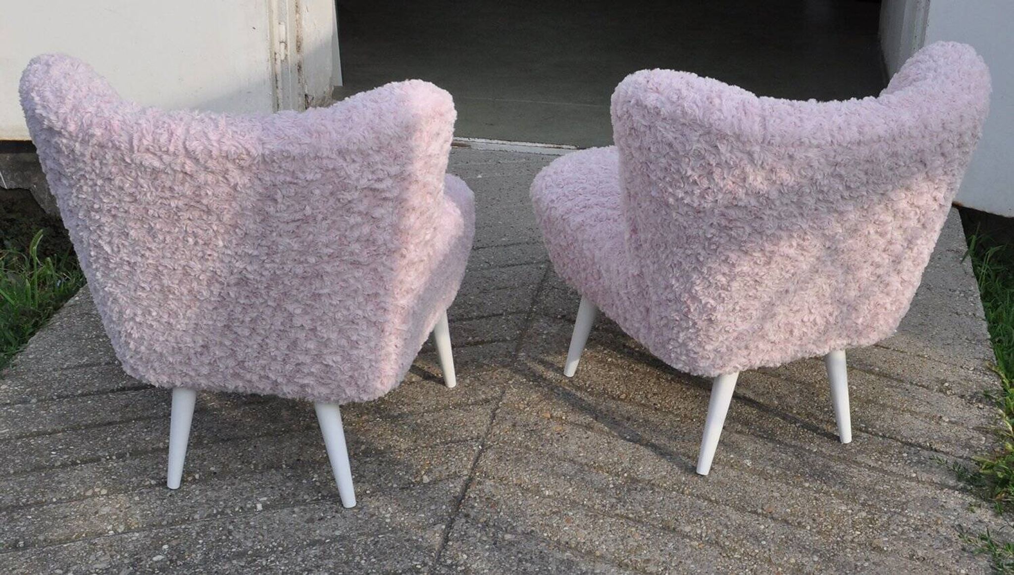 Fauteuil rose de style mid-century en tissu (fausse fourrure) avec une structure en hêtre massif, années 1960.