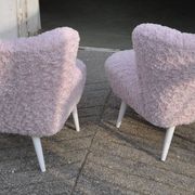 Fauteuil rose de style mid-century en tissu (fausse fourrure) avec une structure en hêtre massif, années 1960.
