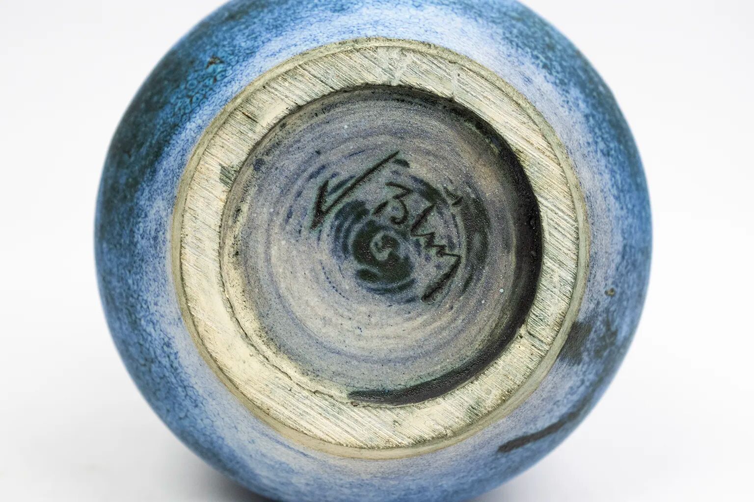 Mug Jacques Blin – Faïence émaillée bleue décor incisé animaux fantastiques