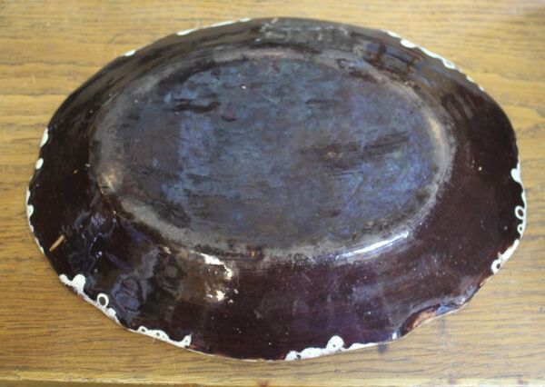 Plat ovale en faïence de Rouen cul noir XVIIIème