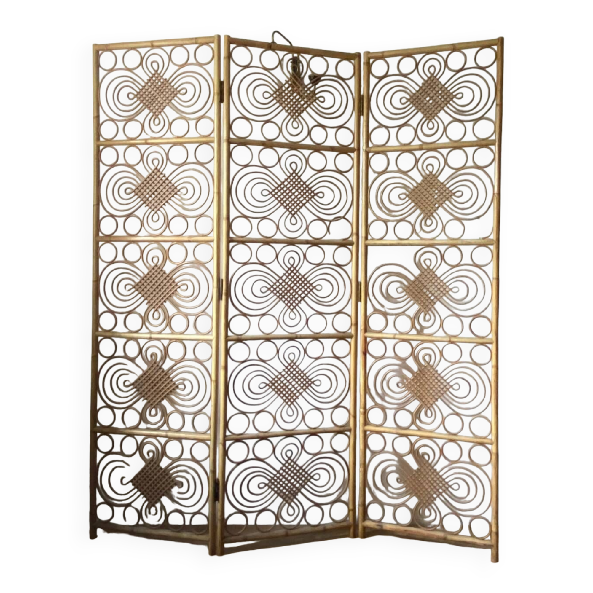 Rattan rosette screen