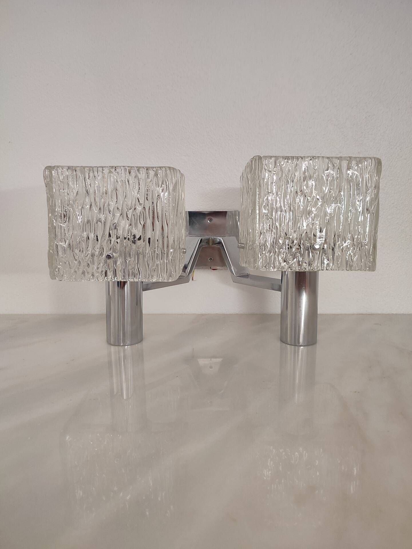 Vintage wall light in textured moulded glass and chrome metal.