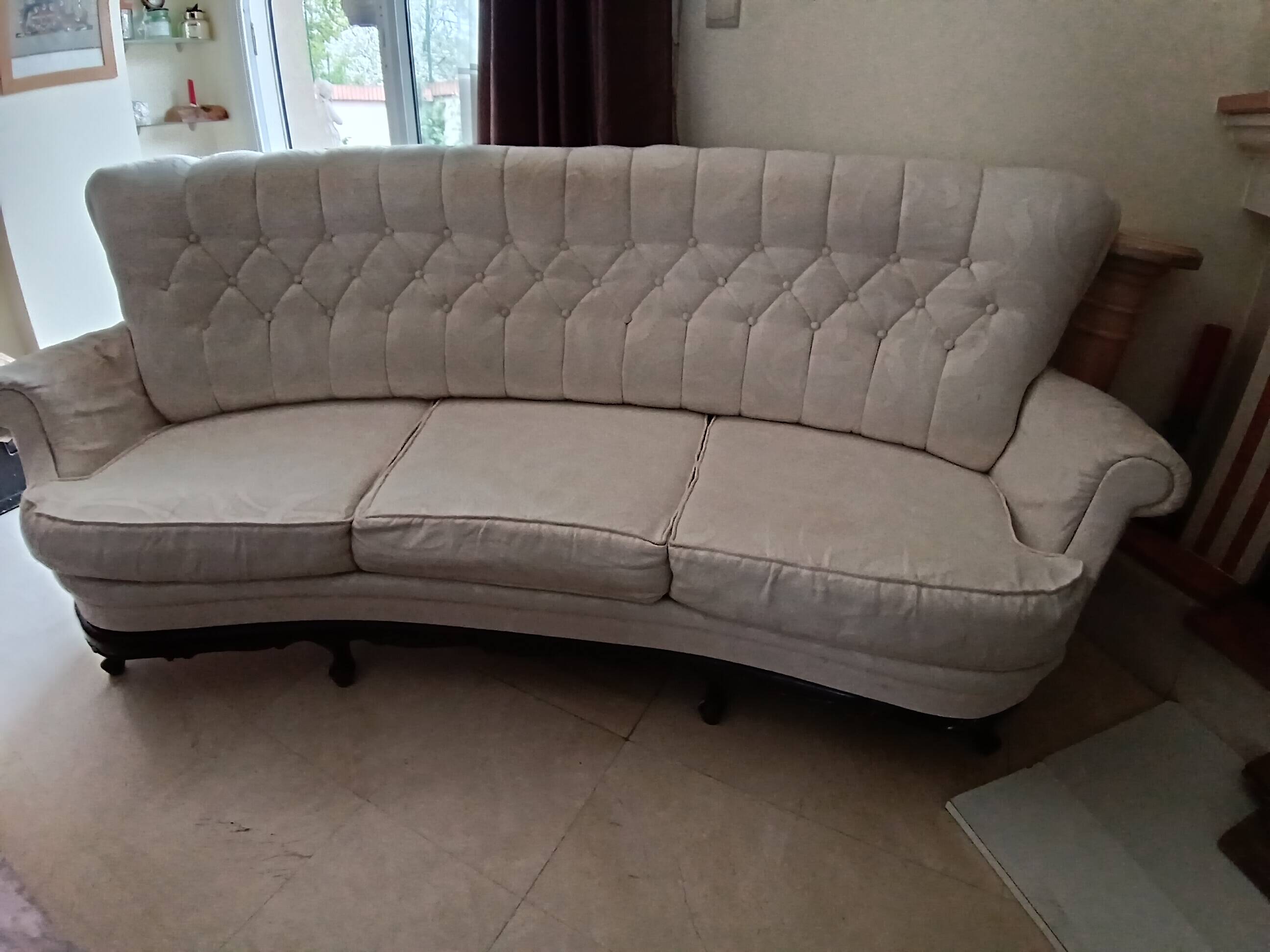 Vintage white curved tufted three-seater canapé