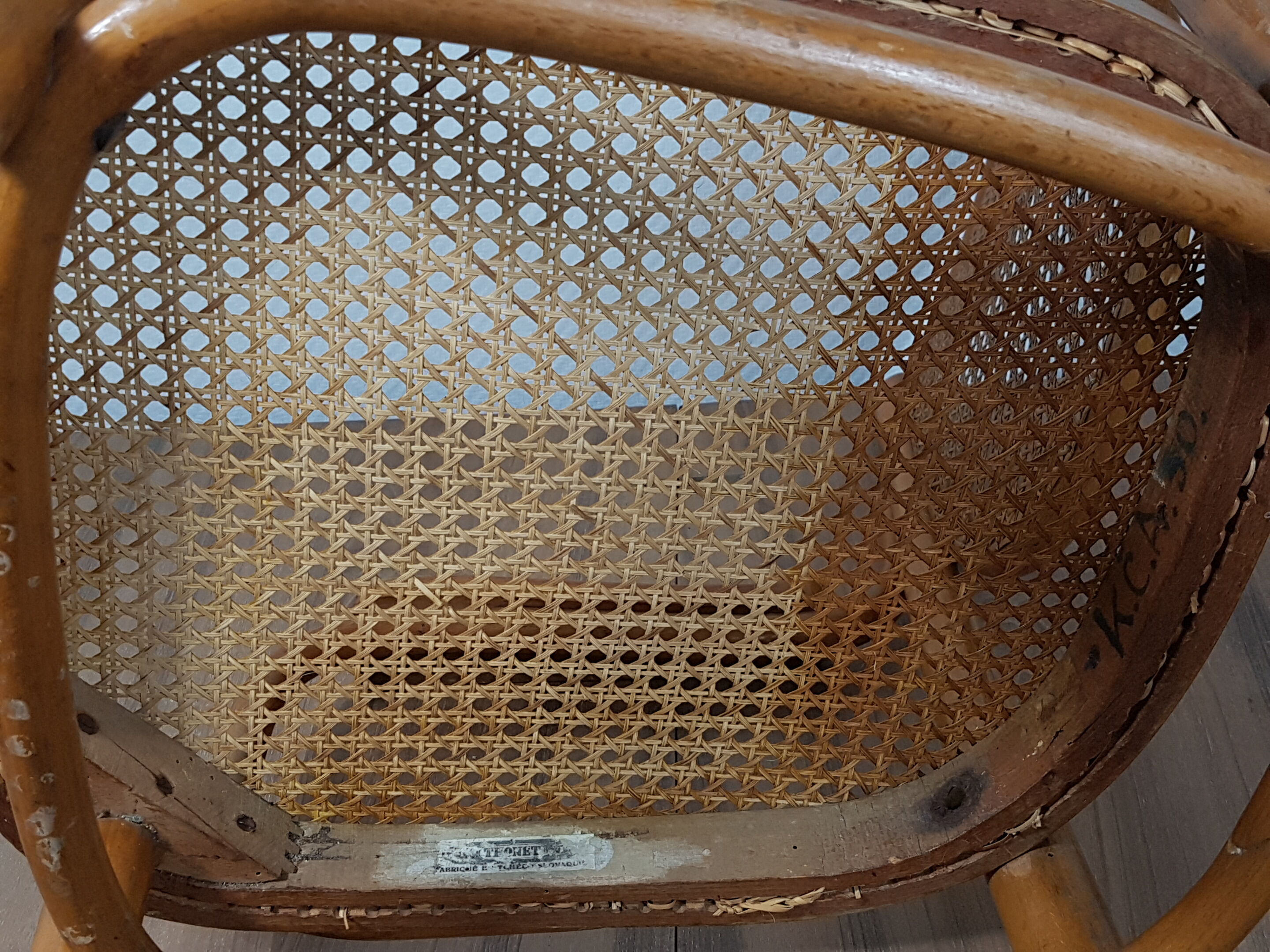Fauteuil assise et dossier en cannage étiquette de Thonet ref sl02