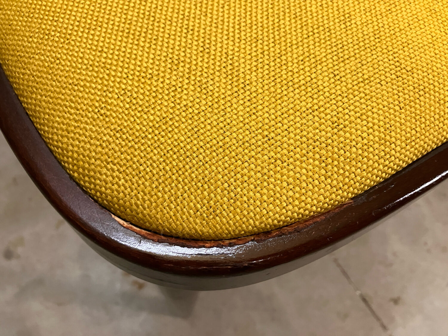 Thonet 215 en bois courbé jaune, récemment retapissé