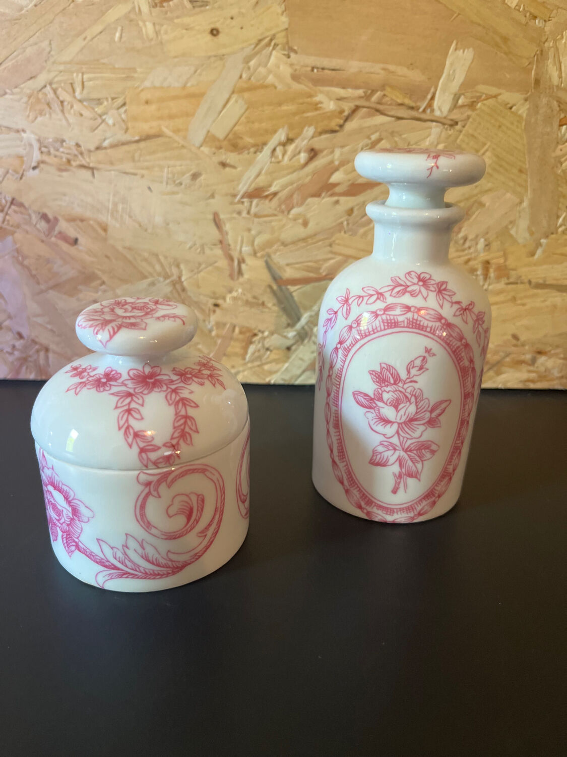 Set of porcelain pots of paris