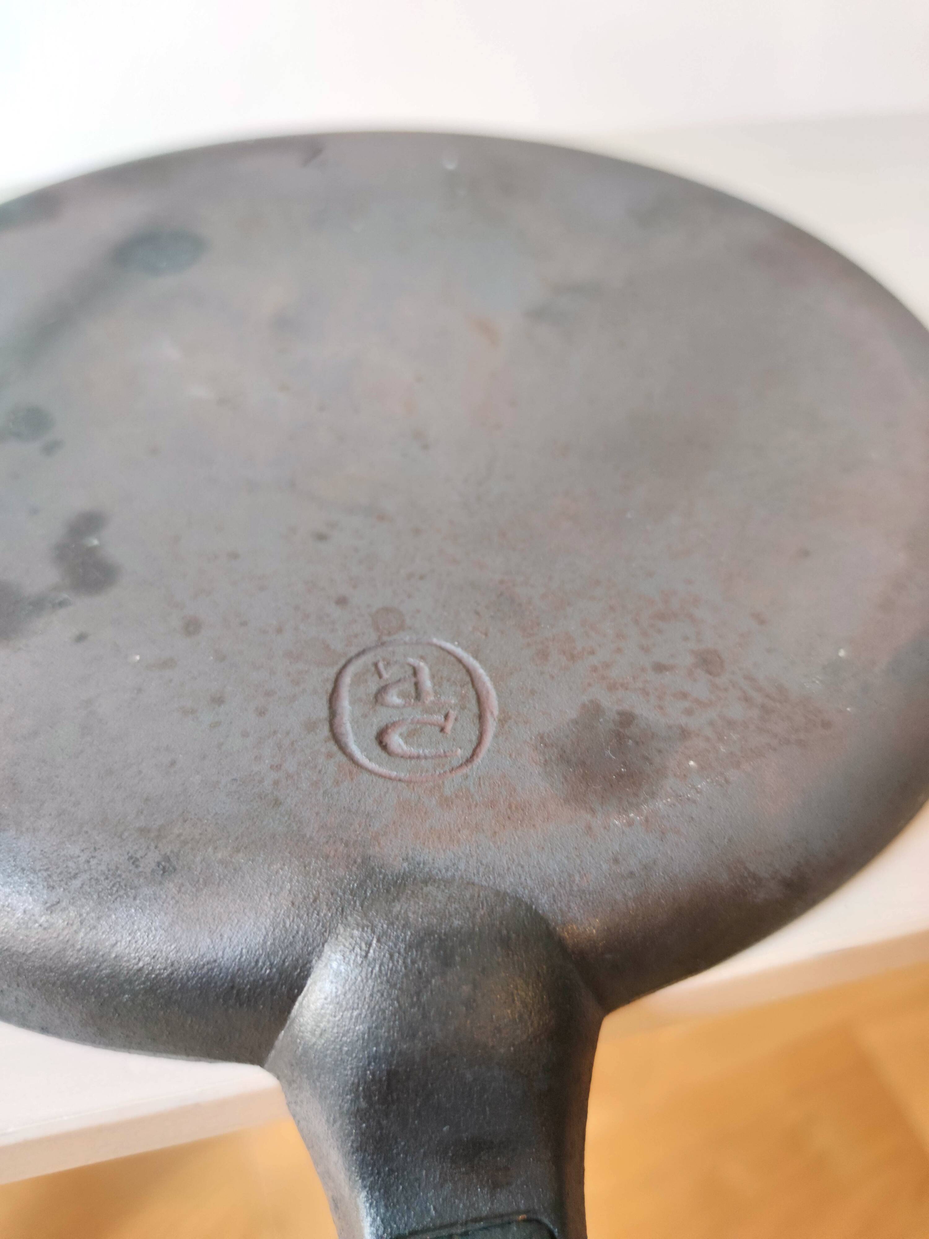 Cast iron pancake pan