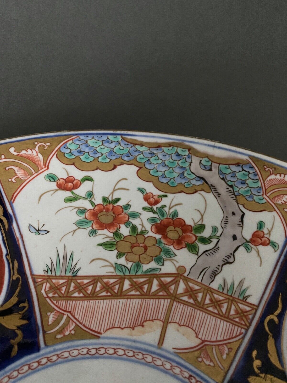 Large porcelain dish of Imari XIXth floral decoration
