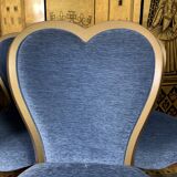 5 chaises velours bleu motifs cœurs