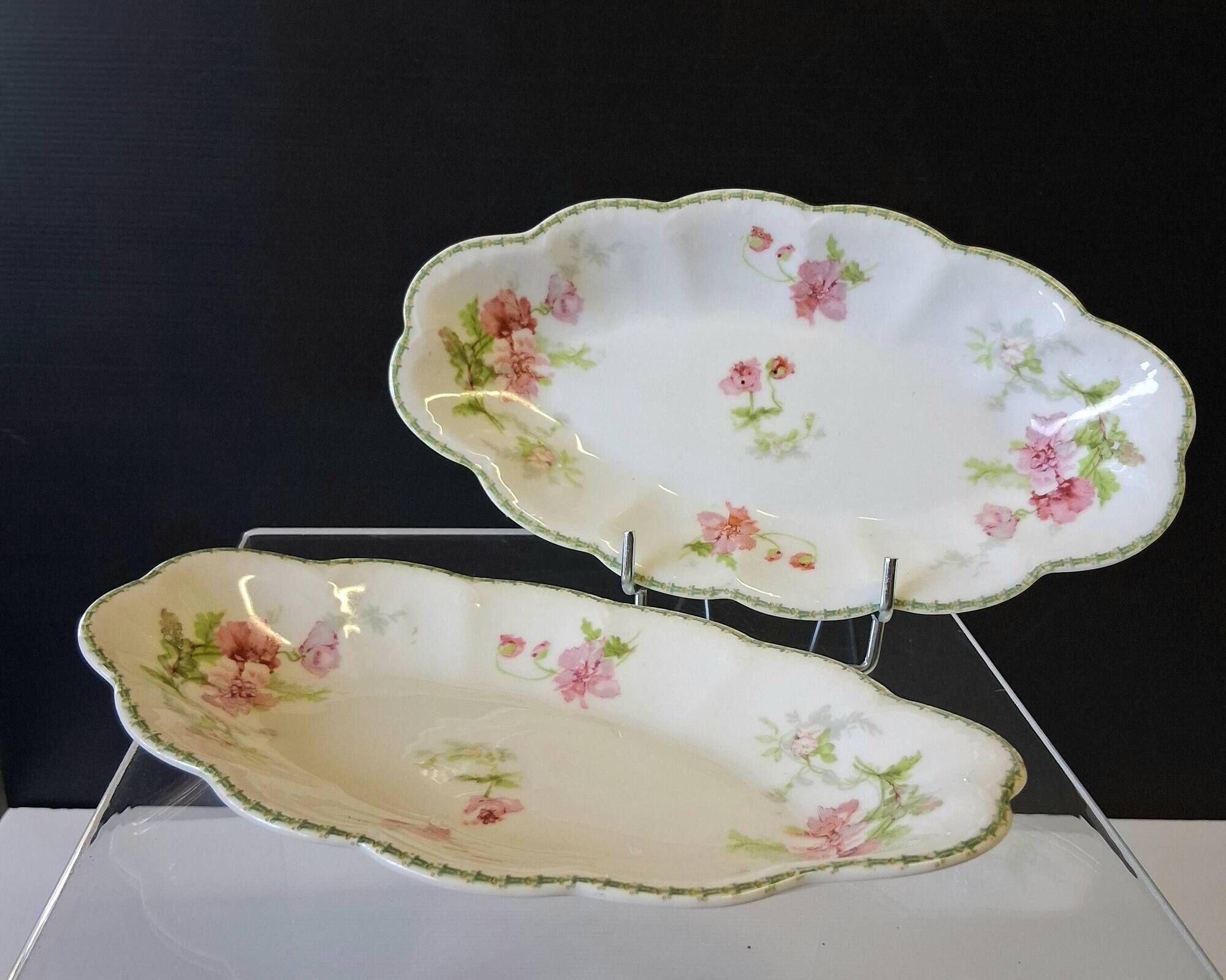 Set of 2 Limoges porcelain dishes in very good condition.