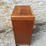 Oak chest of drawers has 5 drawers